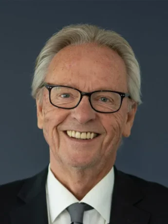 Eilif Vikre  er ansatt hos Personlig Gravferd AS