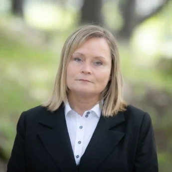 Lisbeth Markussen Tømmerås er ansatt hos Bergs Begravelsesbyrå AS