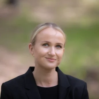 Martine Sivertsen Alstad er ansatt hos Bergs Begravelsesbyrå AS